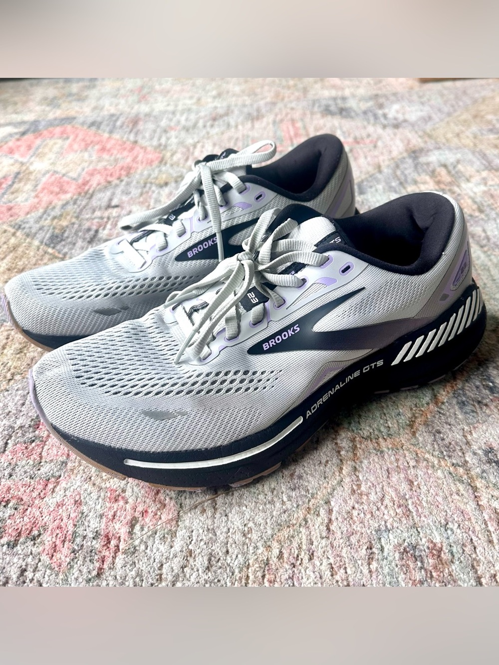 Brooks Adrenaline GTS Women's Light Gray and Black Running Shoes
